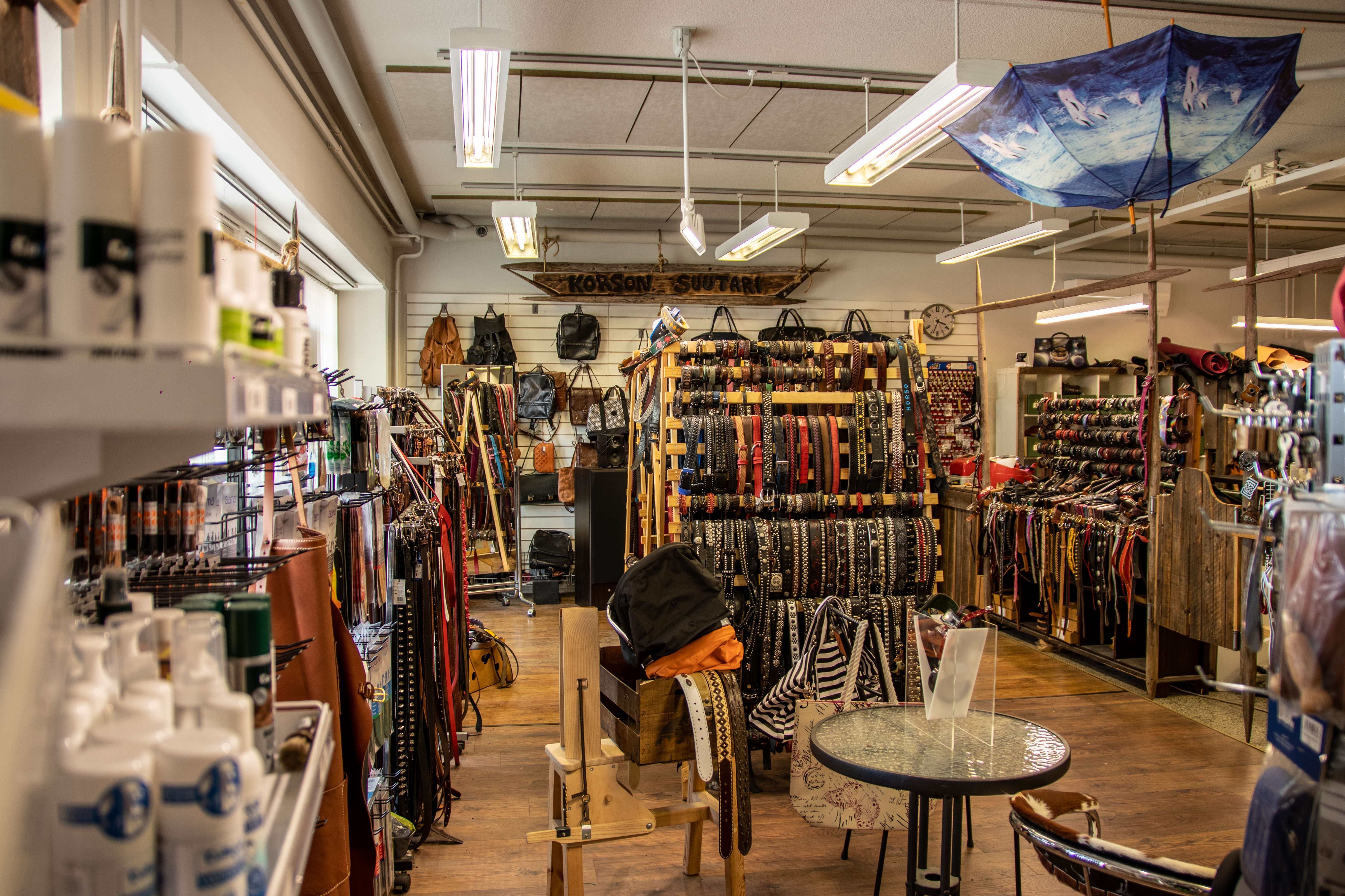 Korson Suutarin myymälä sisältä, näkymä nahkatuotteista ja käsityövälineistä